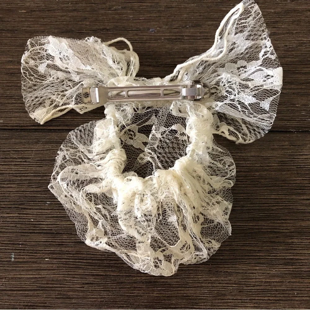 Vintage 90's white lace hair clip with bun holder